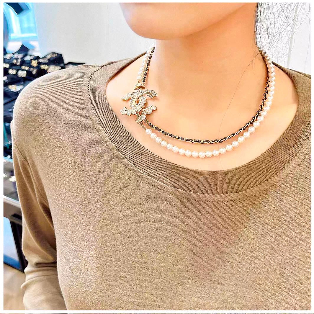 COLLAR DE ORO CON PERLAS CHANE Y CORREAS DE CUERO TIPO 1