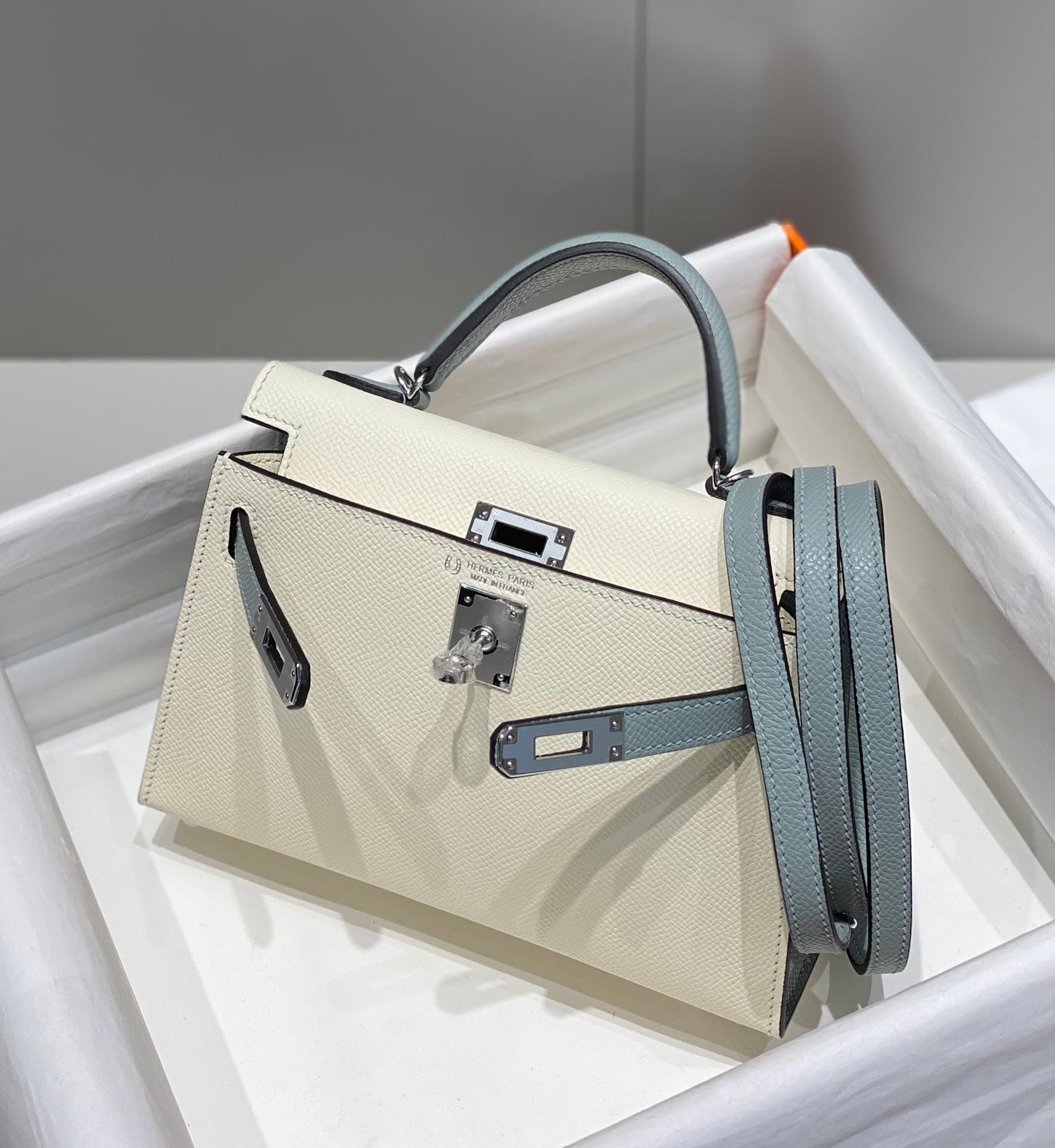 HM KELLY MINI 20 BLANCO GLACIER GRIS EPSOM HERRAJES PLATEADOS