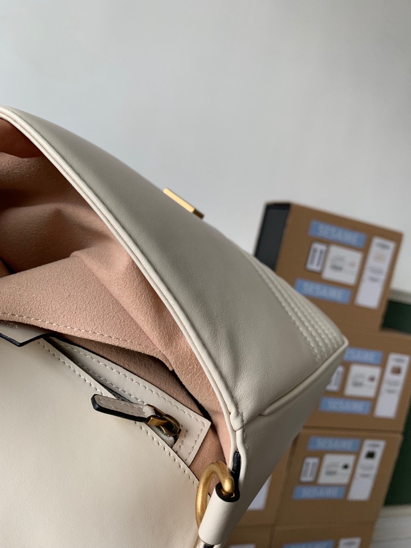 GG Marmont 26,5 cm en cuir de veau blanc avec finitions dorées