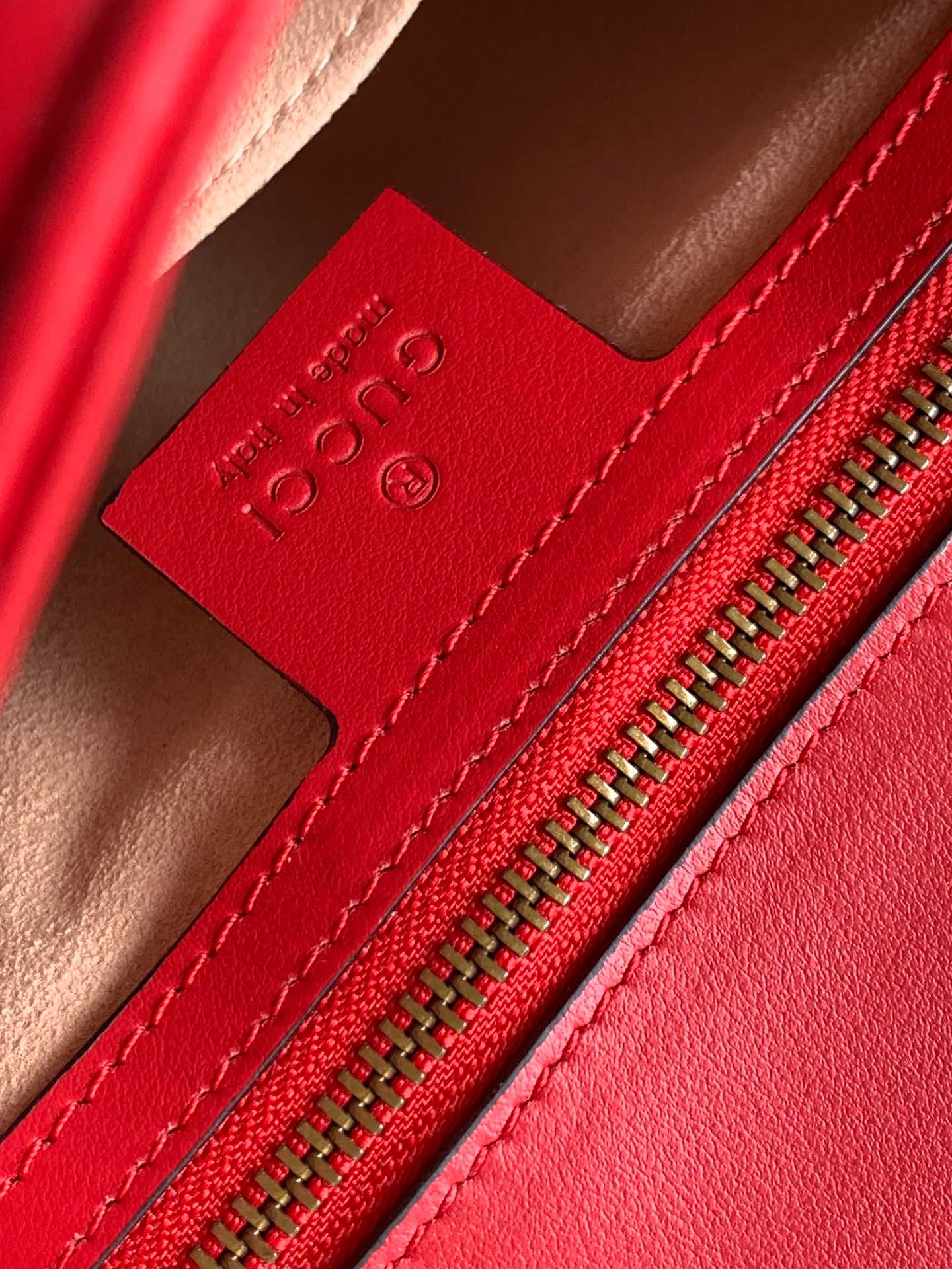 GG Marmont 26,5 cm en cuir de veau rouge avec accessoires dorés