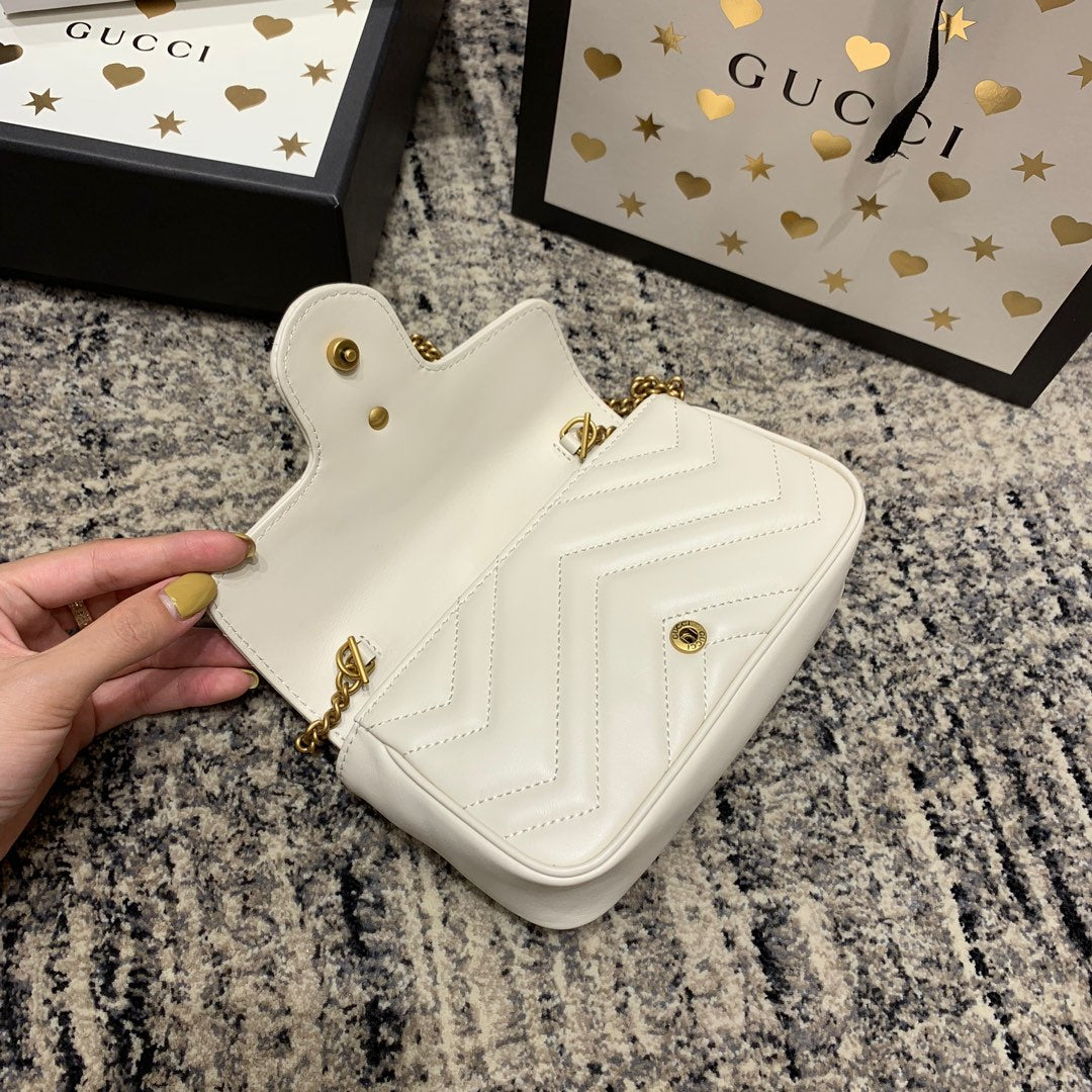 GG Marmont Mini 16,5 cm en cuir de veau blanc avec finitions dorées