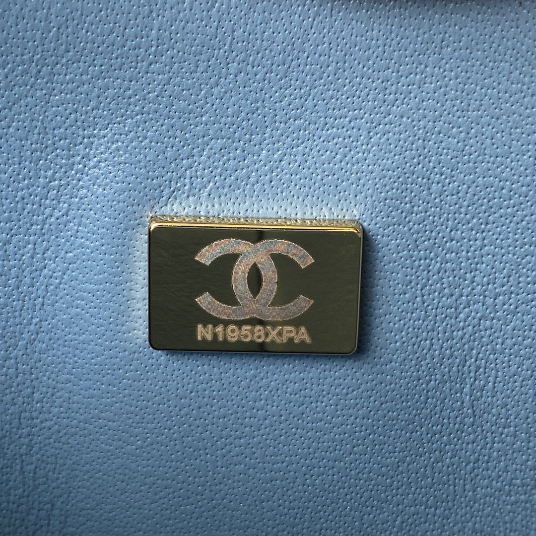 Bolso clásico mediano con solapa de 23 cm, piel de cordero azul, herrajes dorados