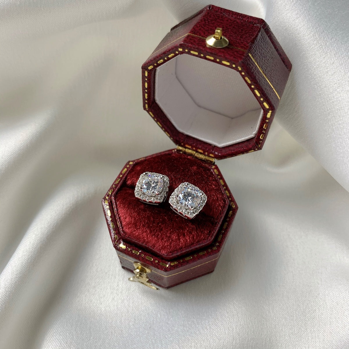 [HOT]Classic Round Center Stone Stud Earrings