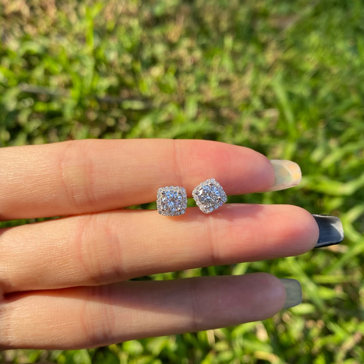 [HOT]Classic Round Center Stone Stud Earrings