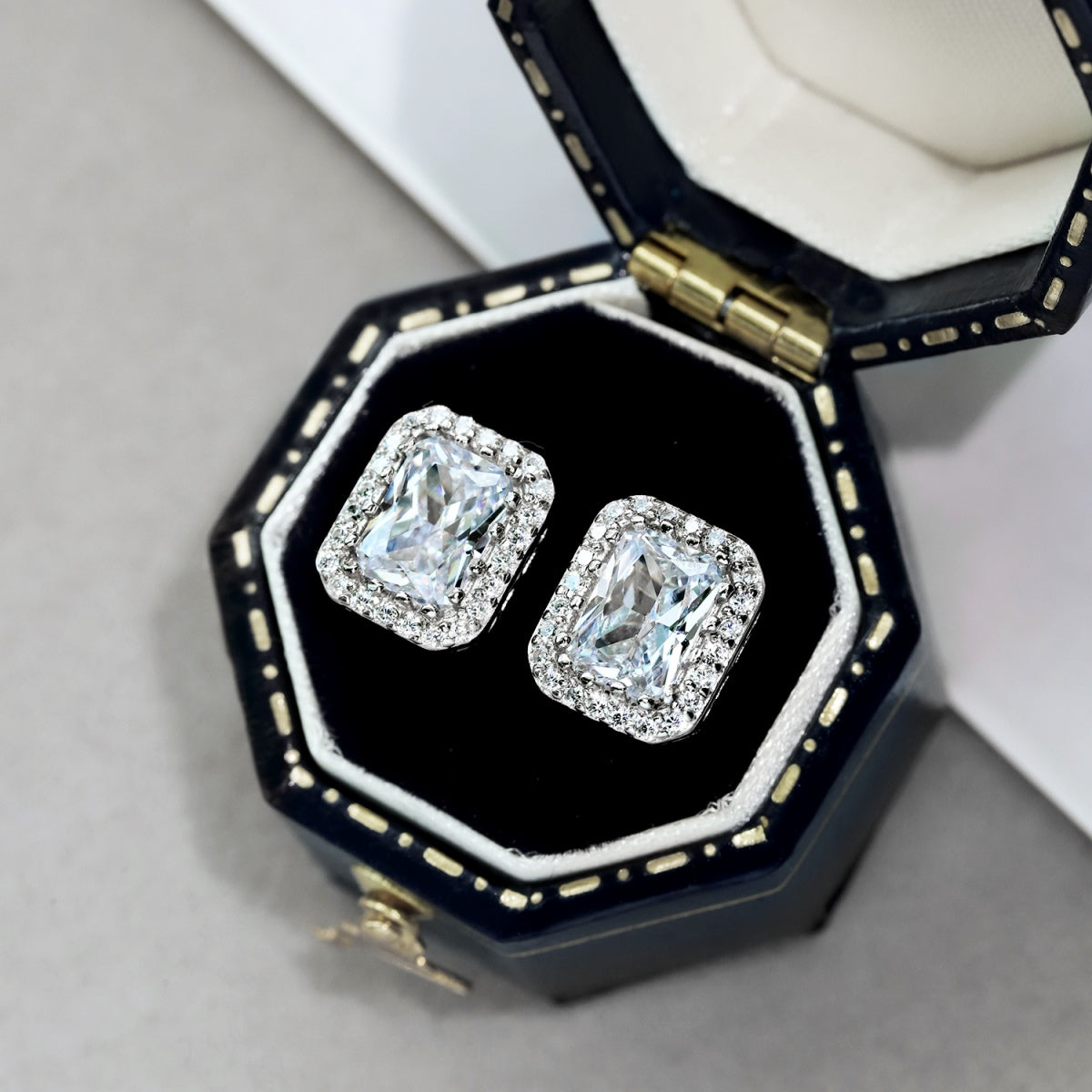 [HOT]1.0 Carat Luxurious Dainty Emerald Cut Daily Earrings
