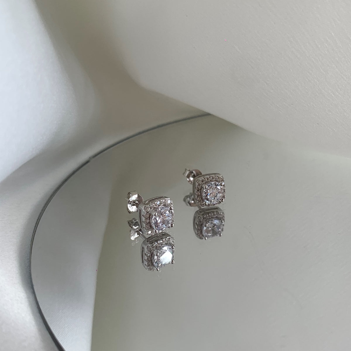 [HOT]Classic Round Center Stone Stud Earrings