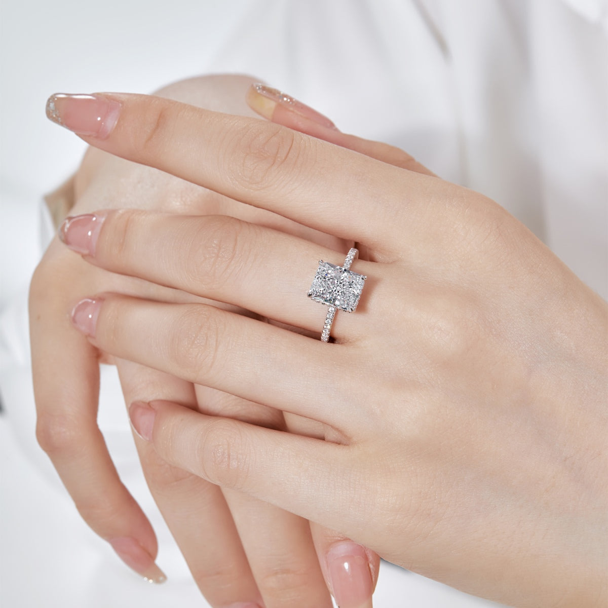 [HOT]4.0 Carat Luxurious Engagement Ring