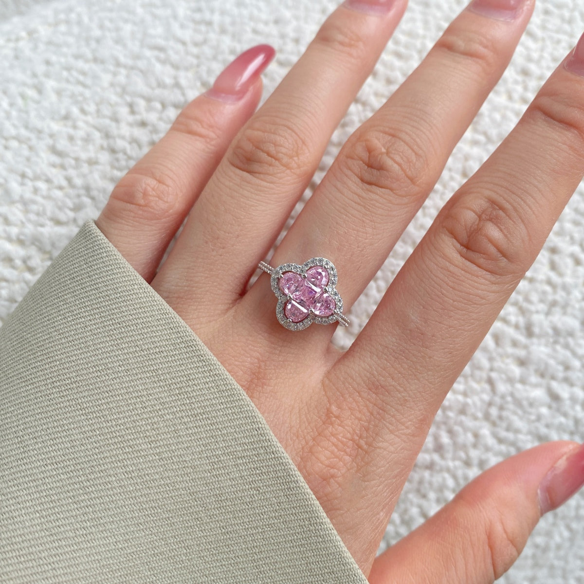 [HOT]Luxurious Eternity Flower Shape Banquet Ring