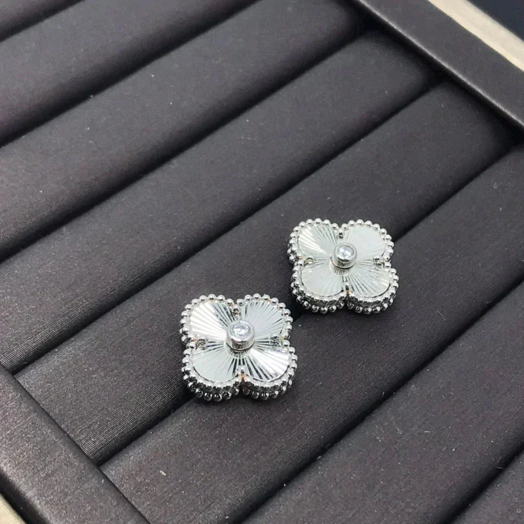 DIANA CLOVER MINI 9.5MM LASER EARRINGS