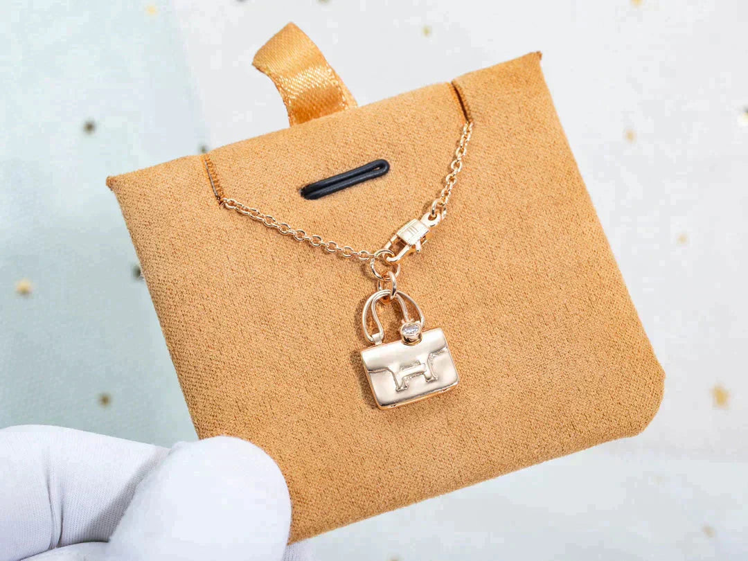 DIANA AMULETTE PEDANT ROSE GOLD NECKLACE