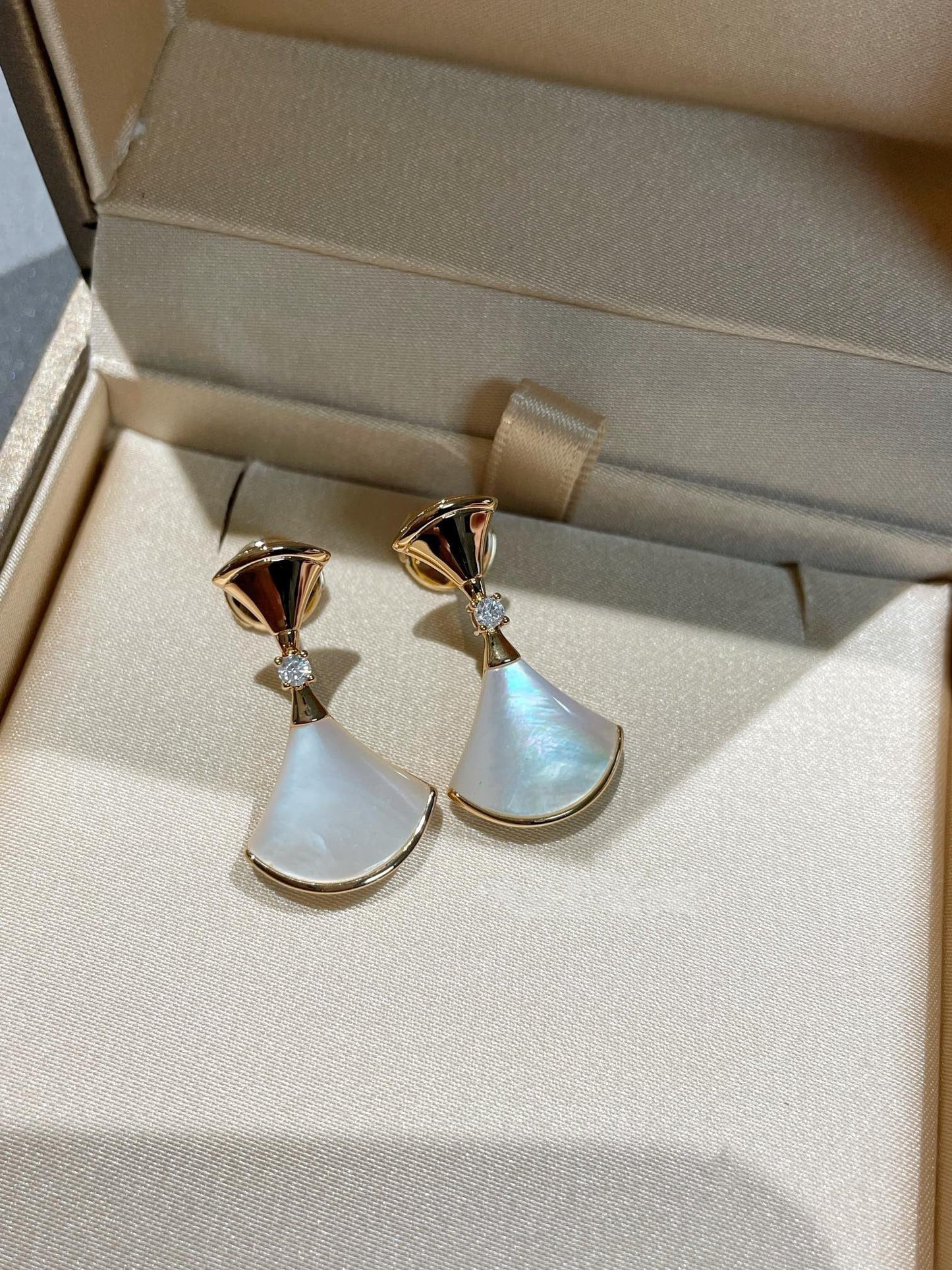DIANA DREAM MOP 1 DIAMOND EARRINGS