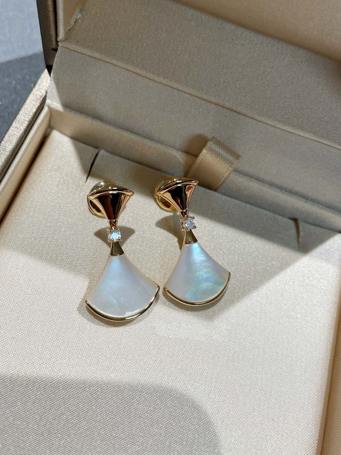 DIANA DREAM MOP 1 DIAMOND EARRINGS