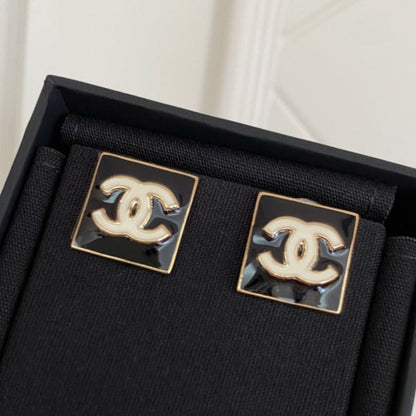 PENDIENTES DE BOTON CUADRADOS DOBLE C