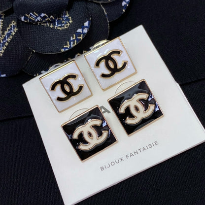 PENDIENTES DE BOTON CUADRADOS DOBLE C