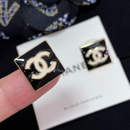 PENDIENTES DE BOTON CUADRADOS DOBLE C