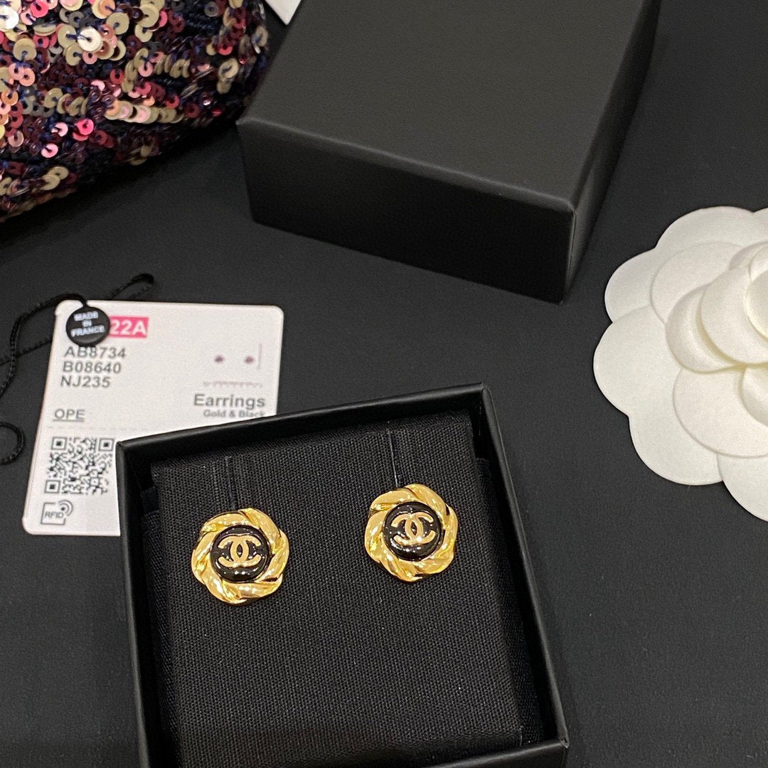 PENDIENTES DOBLE C MEDIANOS DE ORO Y NEGRO