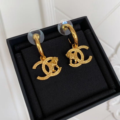 PENDIENTES DE TIGRE DE ORO CON GOTA DOBLE C