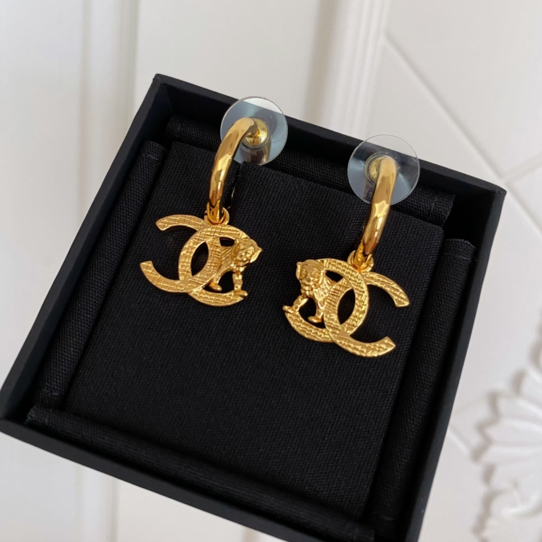 PENDIENTES DE TIGRE DE ORO CON GOTA DOBLE C