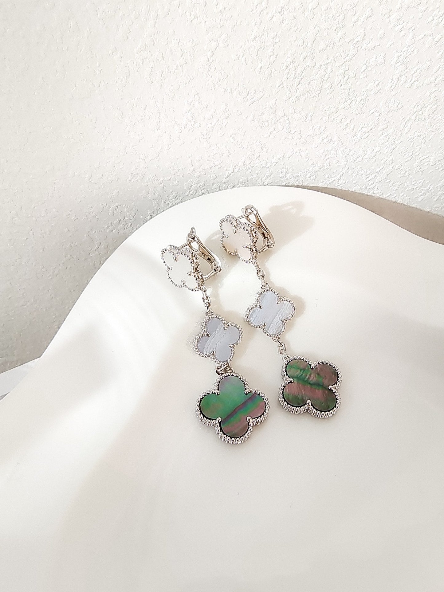DIANA CLOVER 3 MOTIFS CHALCEDONY DARK MOP SILVER EARRINGS