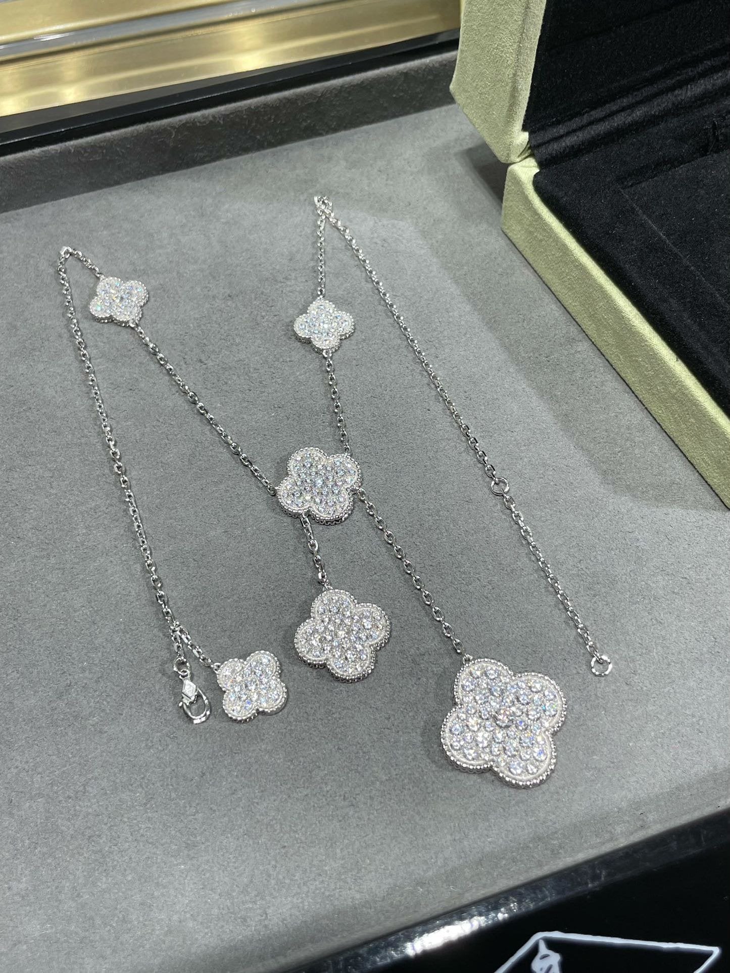 COLLAR DIANA CLOVER CON 6 MOTIVOS Y DIAMANTES PAVÉ