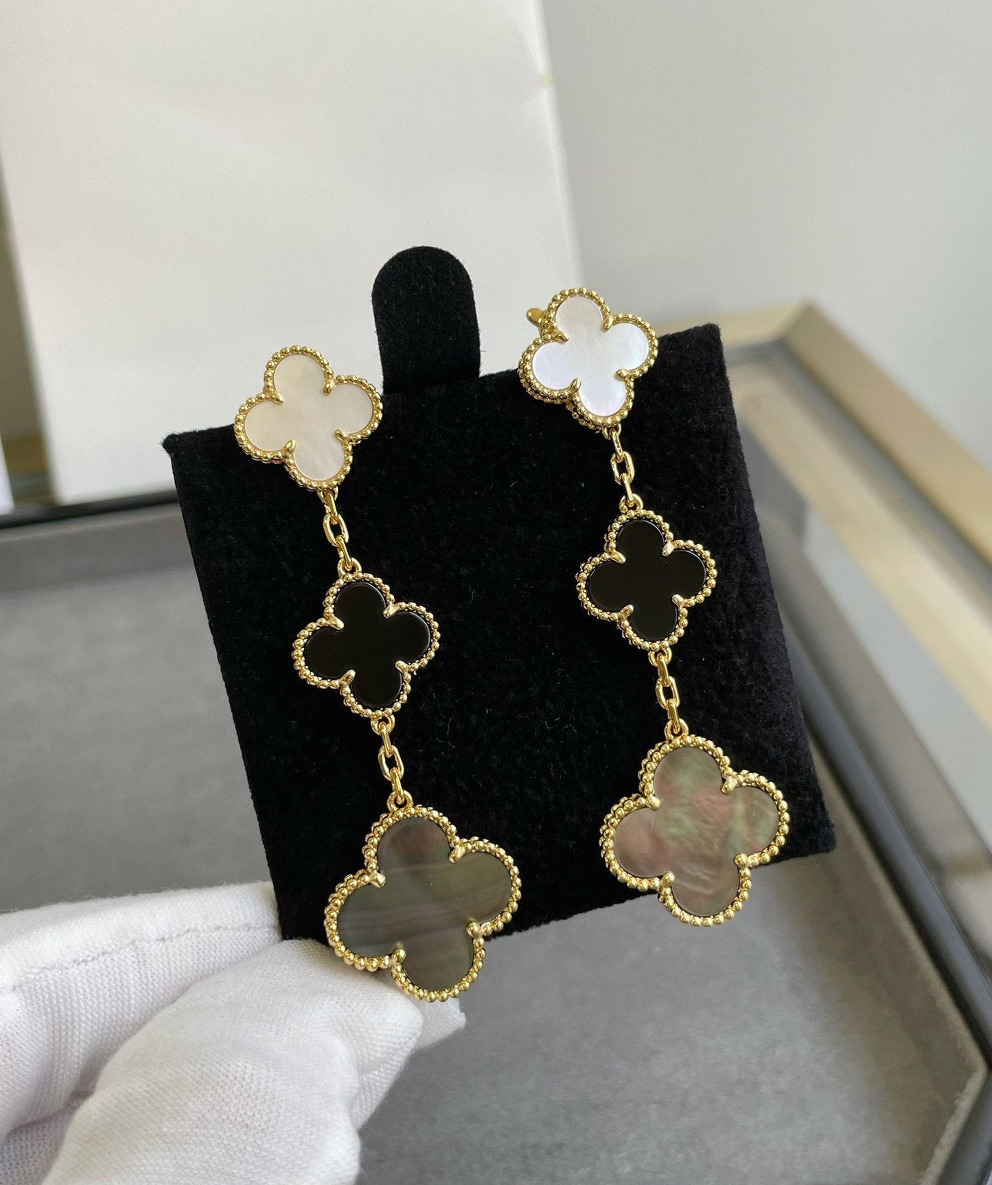 DIANA CLOVER 3 MOTIF MOP ONYX DARK MOP PINK GOLD EARRINGS