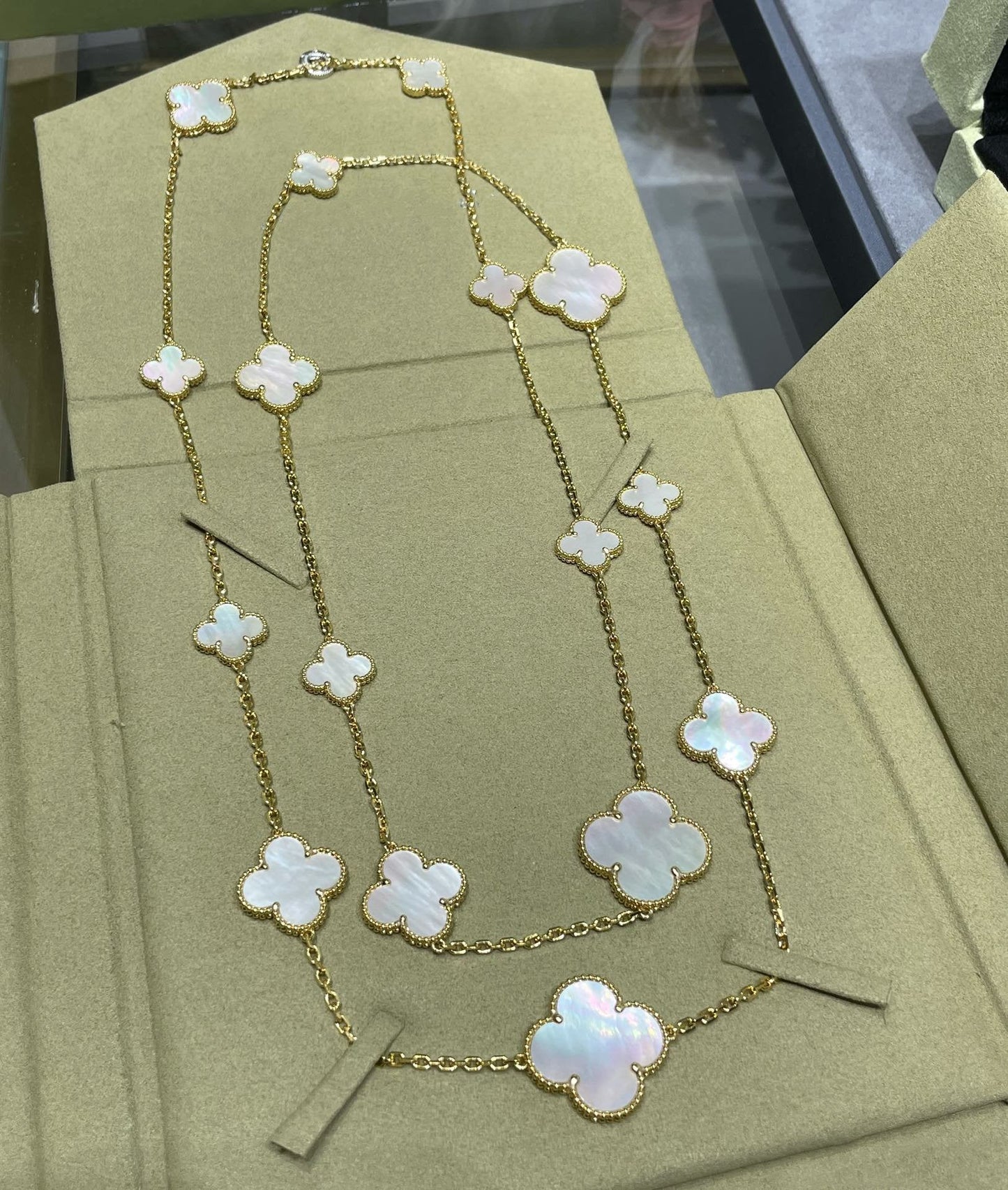 DIANA CLOVER 16 MOTIF WHITE MOP GOLD NECKLACE
