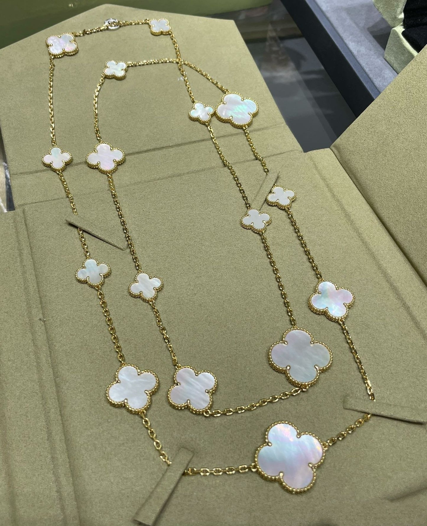 DIANA CLOVER 16 MOTIF WHITE MOP GOLD NECKLACE