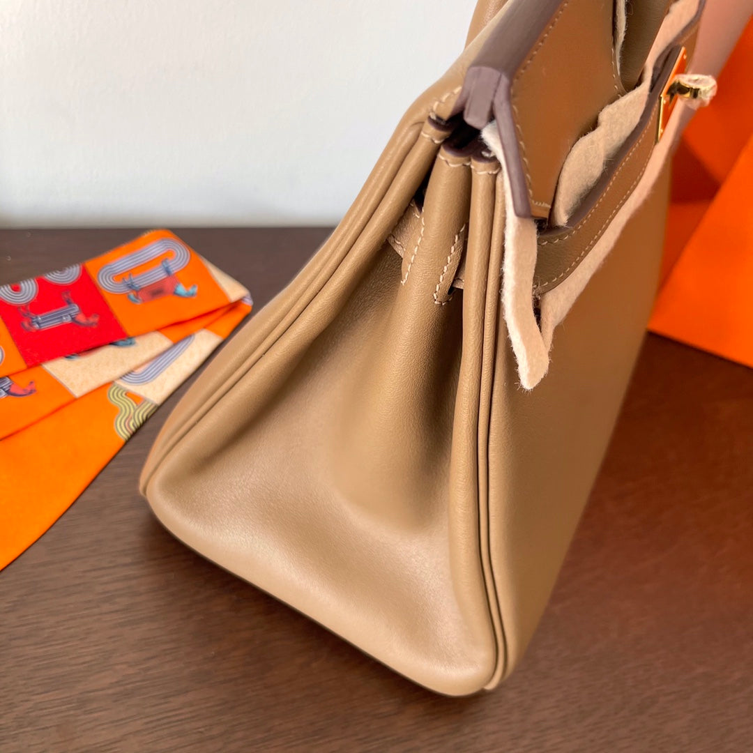 Sac HM Birkin 30 cm en cuir Swift beige, accessoires dorés