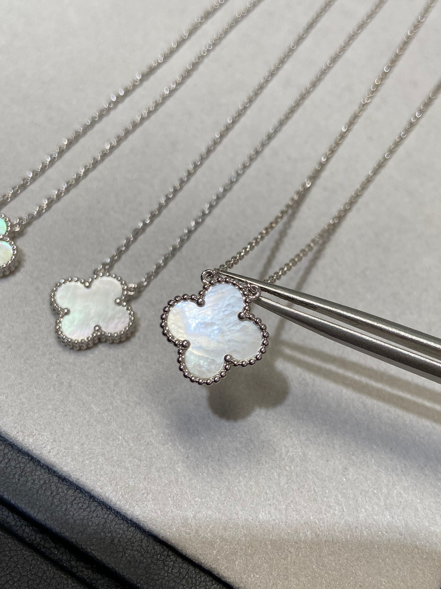 DIANA CLOVER MEDIUM SILVER WHITE MOP NECKLACE