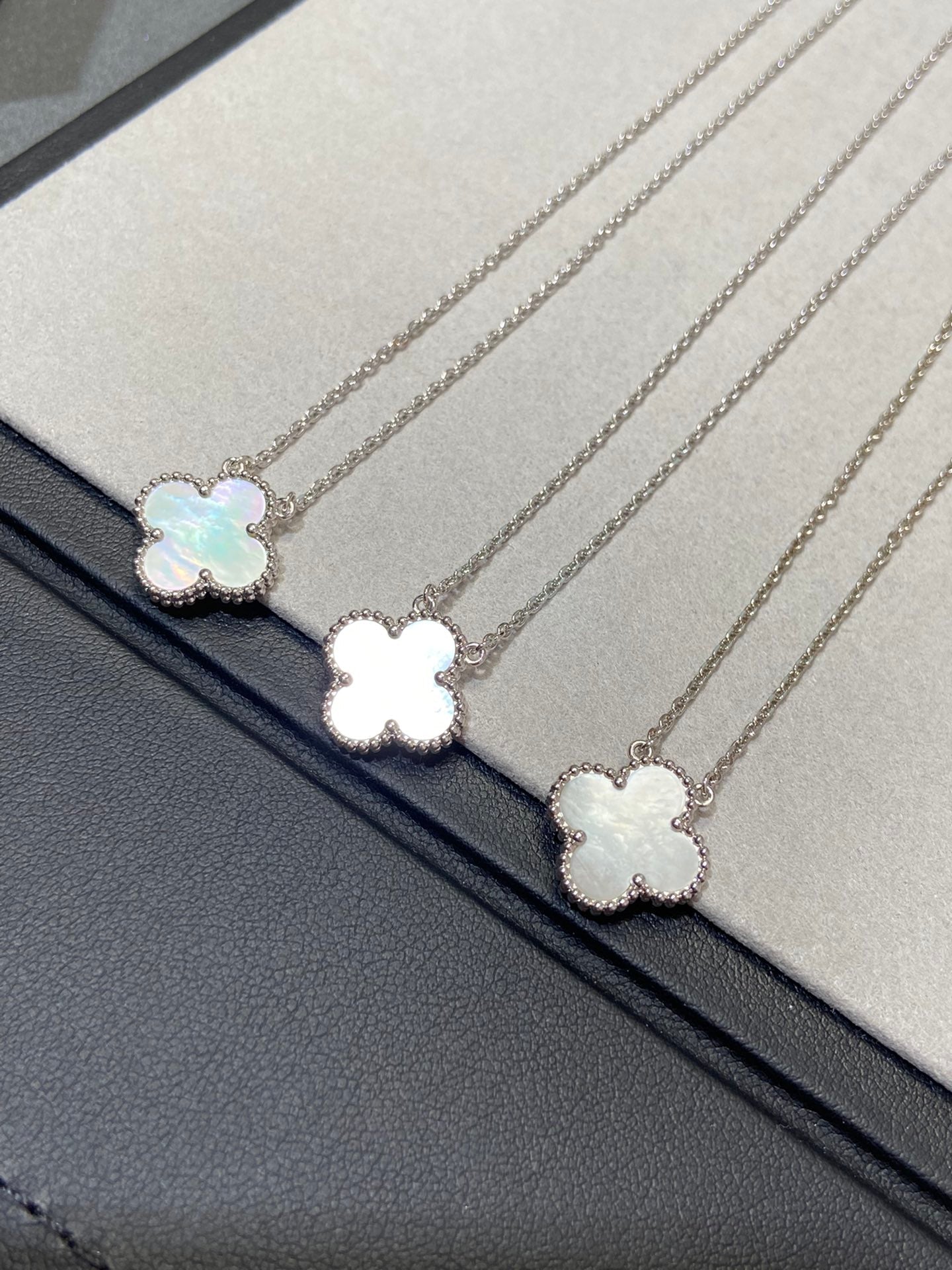 DIANA CLOVER MEDIUM SILVER WHITE MOP NECKLACE