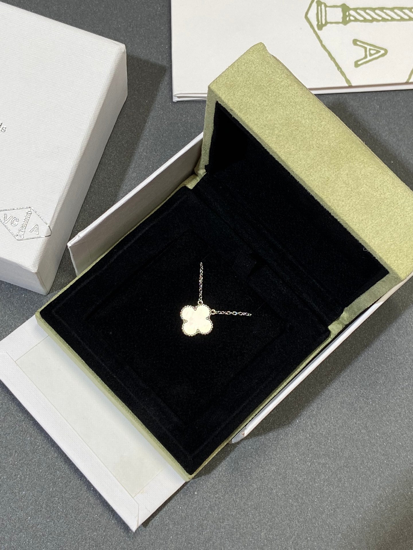 DIANA CLOVER MEDIUM SILVER WHITE MOP NECKLACE