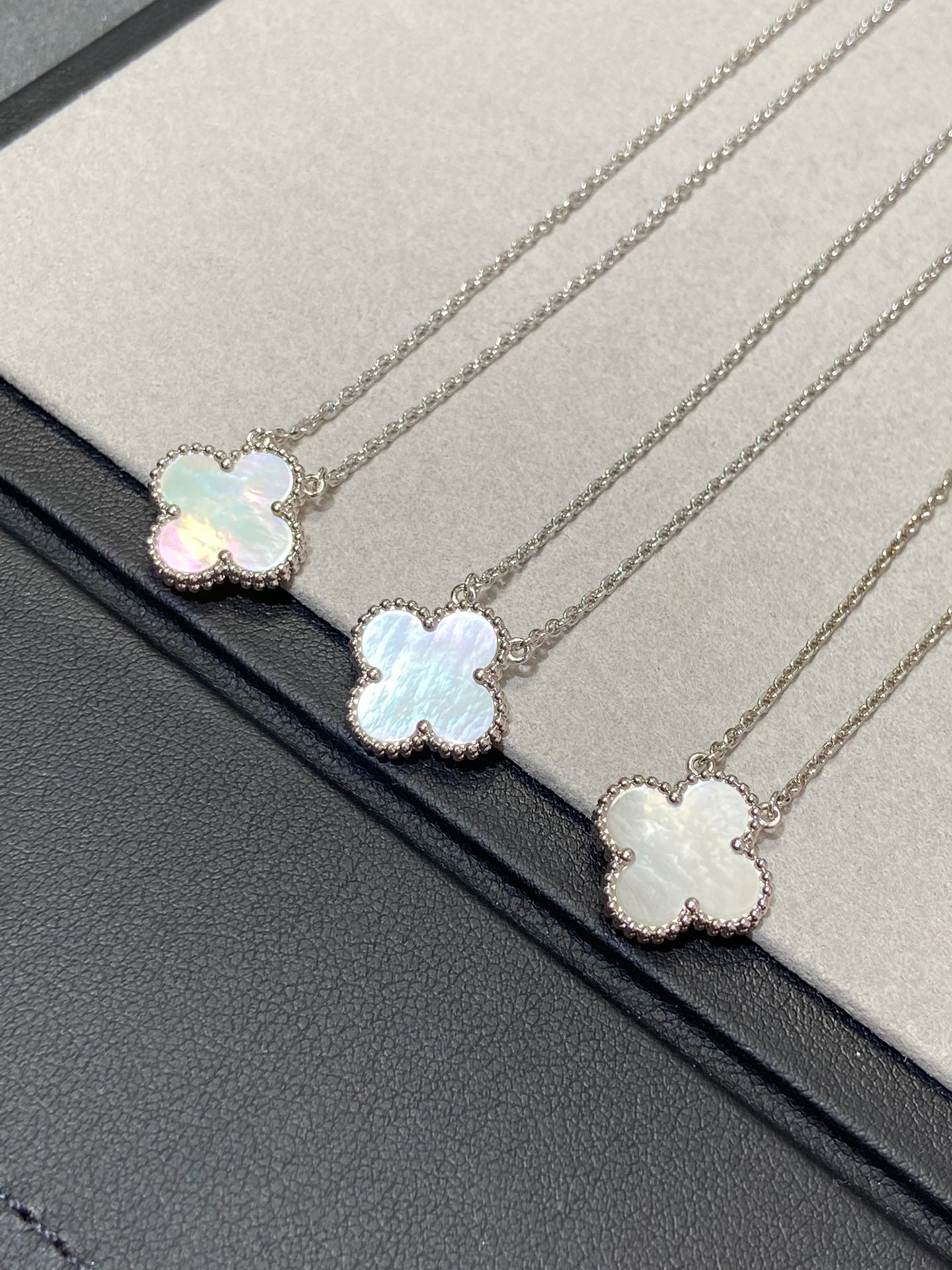 DIANA CLOVER MEDIUM SILVER WHITE MOP NECKLACE