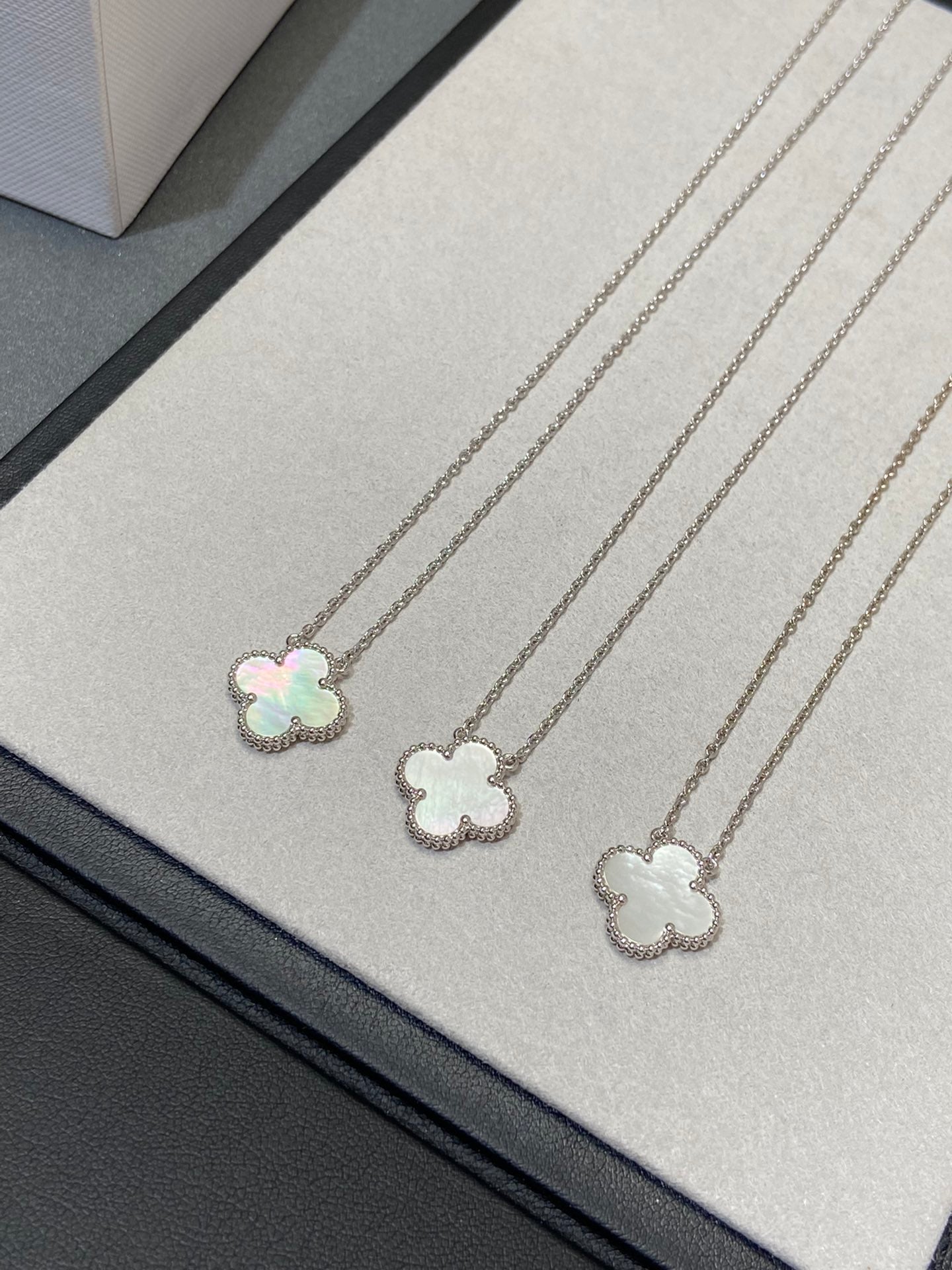 DIANA CLOVER MEDIUM SILVER WHITE MOP NECKLACE