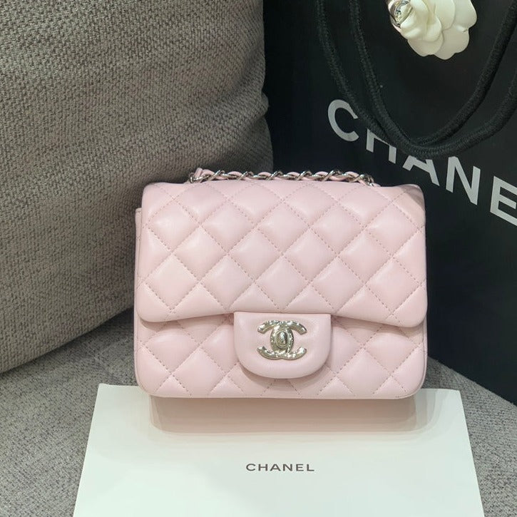 MINI BOLSO CUADRADO CON SOLAPA 17CM PIEL DE CORDERO ROSA HERRAJES PLATEADOS