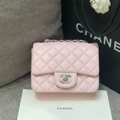 MINI BOLSO CUADRADO CON SOLAPA 17CM PIEL DE CORDERO ROSA HERRAJES PLATEADOS