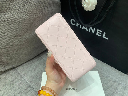 MINI BOLSO CUADRADO CON SOLAPA 17CM PIEL DE CORDERO ROSA HERRAJES PLATEADOS