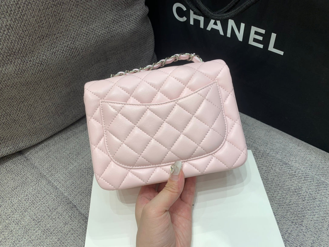 MINI BOLSO CUADRADO CON SOLAPA 17CM PIEL DE CORDERO ROSA HERRAJES PLATEADOS