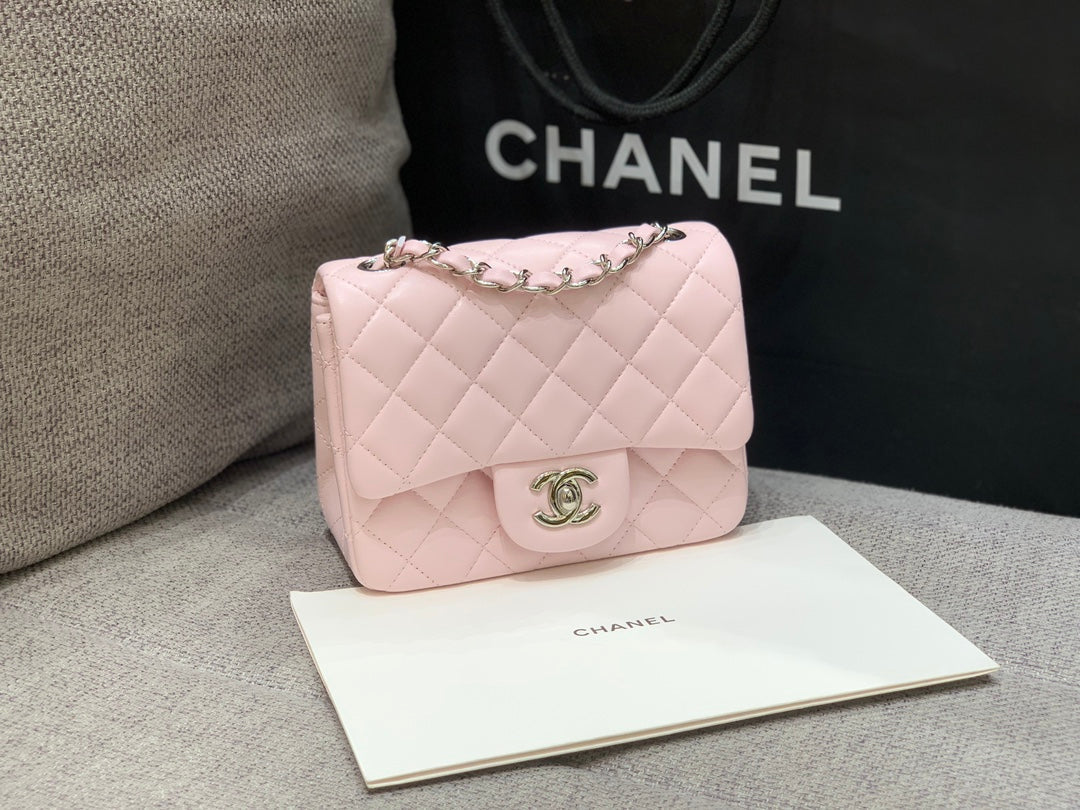 MINI BOLSO CUADRADO CON SOLAPA 17CM PIEL DE CORDERO ROSA HERRAJES PLATEADOS