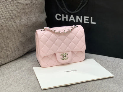 MINI BOLSO CUADRADO CON SOLAPA 17CM PIEL DE CORDERO ROSA HERRAJES PLATEADOS