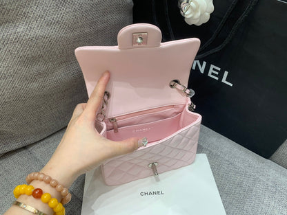 MINI BOLSO CUADRADO CON SOLAPA 17CM PIEL DE CORDERO ROSA HERRAJES PLATEADOS