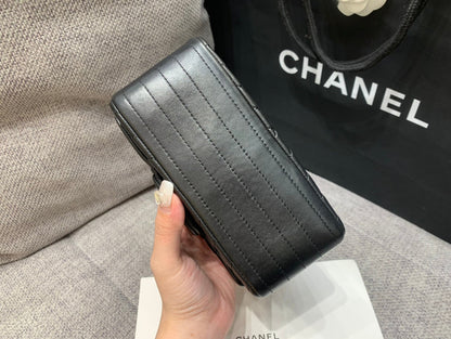 MINI BOLSO CUADRADO CON SOLAPA 17 CM PIEL DE CORDERO NEGRA CHEVRON HERRAJES NEGROS