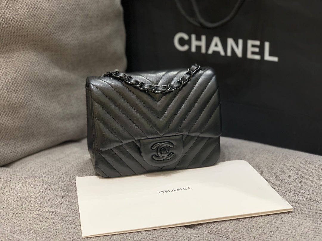 MINI BOLSO CUADRADO CON SOLAPA 17 CM PIEL DE CORDERO NEGRA CHEVRON HERRAJES NEGROS