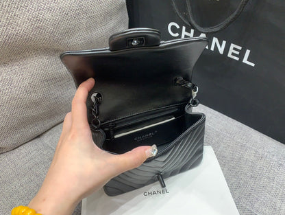 MINI BOLSO CUADRADO CON SOLAPA 17 CM PIEL DE CORDERO NEGRA CHEVRON HERRAJES NEGROS