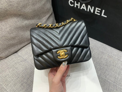MINI BOLSO CUADRADO CON SOLAPA DE 17 CM EN PIEL DE CORDERO NEGRA CON CHEURÓN Y HERRAJES DORADOS