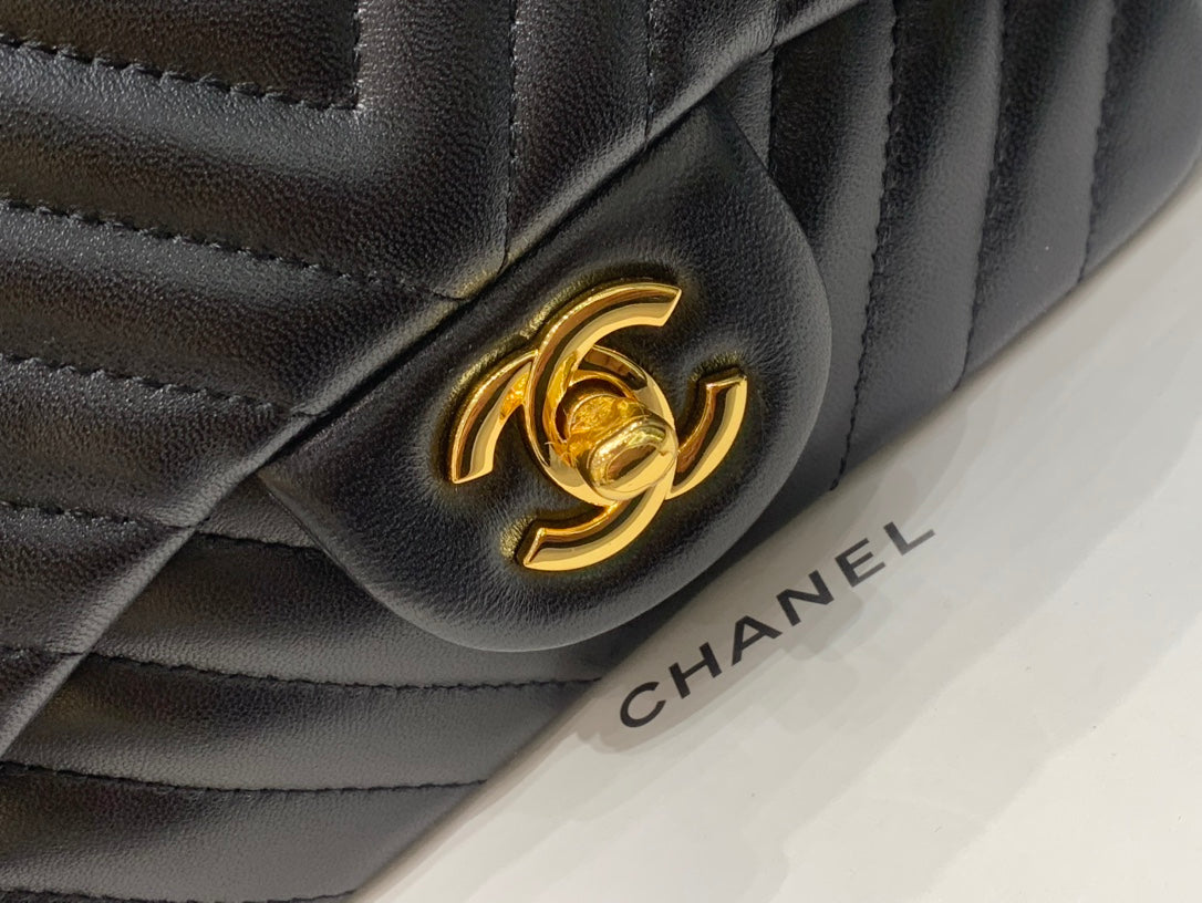 MINI BOLSO CUADRADO CON SOLAPA DE 17 CM EN PIEL DE CORDERO NEGRA CON CHEURÓN Y HERRAJES DORADOS