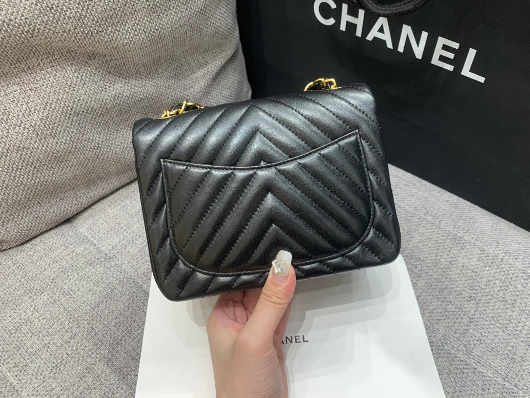 MINI BOLSO CUADRADO CON SOLAPA DE 17 CM EN PIEL DE CORDERO NEGRA CON CHEURÓN Y HERRAJES DORADOS