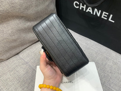MINI BOLSO CUADRADO CON SOLAPA DE 17 CM EN PIEL DE CORDERO NEGRA CON CHEURÓN Y HERRAJES DORADOS