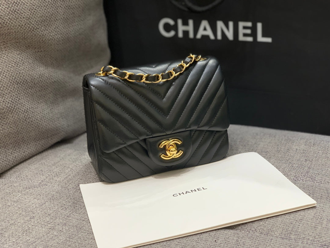 MINI BOLSO CUADRADO CON SOLAPA DE 17 CM EN PIEL DE CORDERO NEGRA CON CHEURÓN Y HERRAJES DORADOS