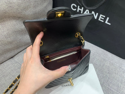 MINI BOLSO CUADRADO CON SOLAPA DE 17 CM EN PIEL DE CORDERO NEGRA CON CHEURÓN Y HERRAJES DORADOS