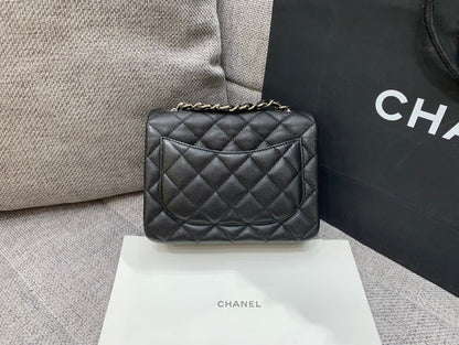 MINI BOLSO CUADRADO CON SOLAPA 17 CM NEGRO CAVIAR HERRAJES PLATEADOS